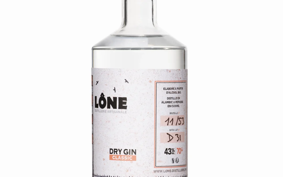 Bouteille de dry gin artisanale LONE avec étiquette blanche et bouchon en bois, mettant en valeur le style "Dry Gin Classic" et son étiquette descriptif. (dry gin c'est quoi)