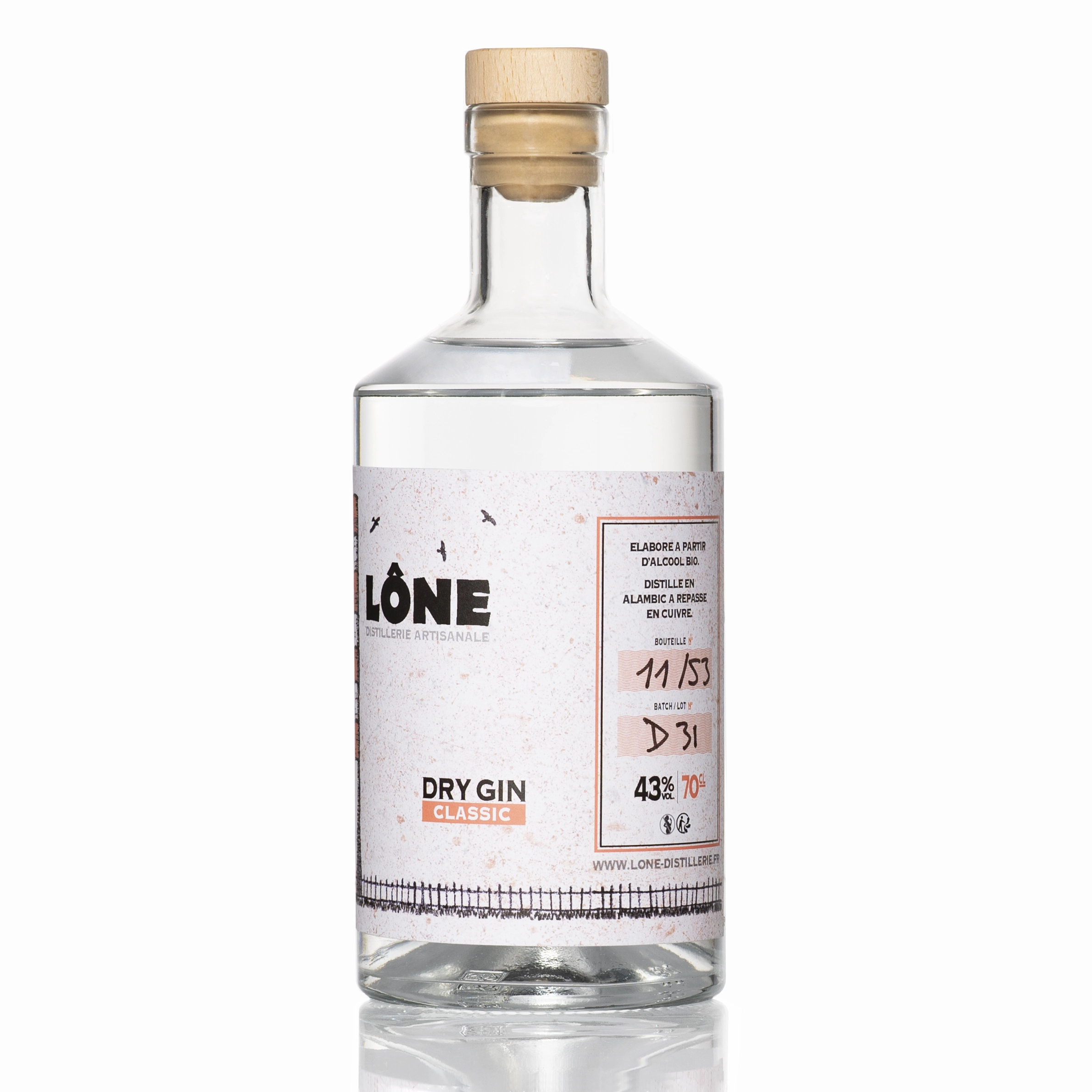 Bouteille de dry gin artisanale LONE avec étiquette blanche et bouchon en bois, mettant en valeur le style "Dry Gin Classic" et son étiquette descriptif. (dry gin c'est quoi)