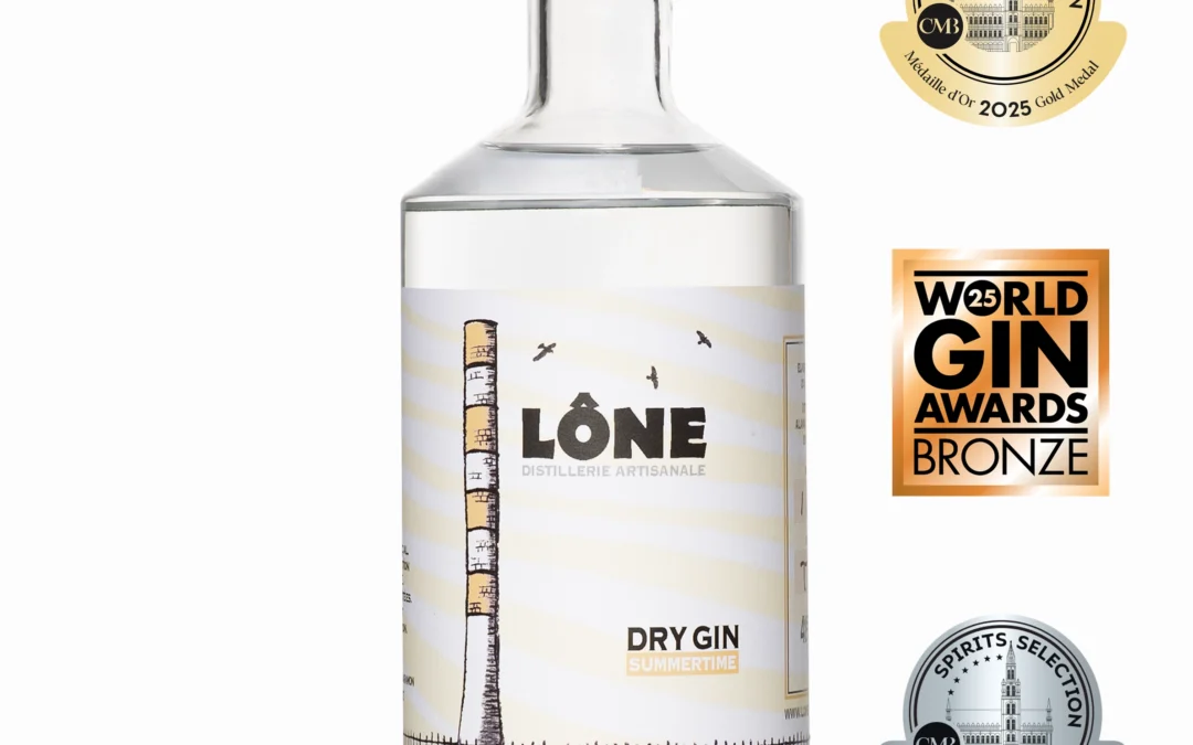 Bouteille de gin clair Lône Distillerie Artisanale, étiquette estivale avec tour citadine, bouchon en bois; médailles et récompenses autour. Qu'est-ce qu'un gin premium.
