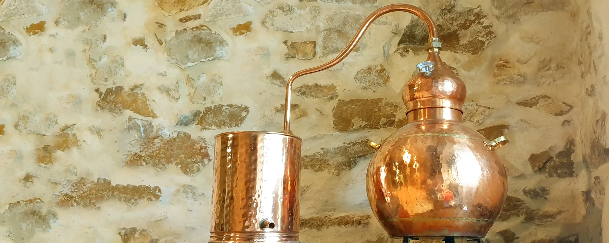 Processus de distillation du gin avec un alambic