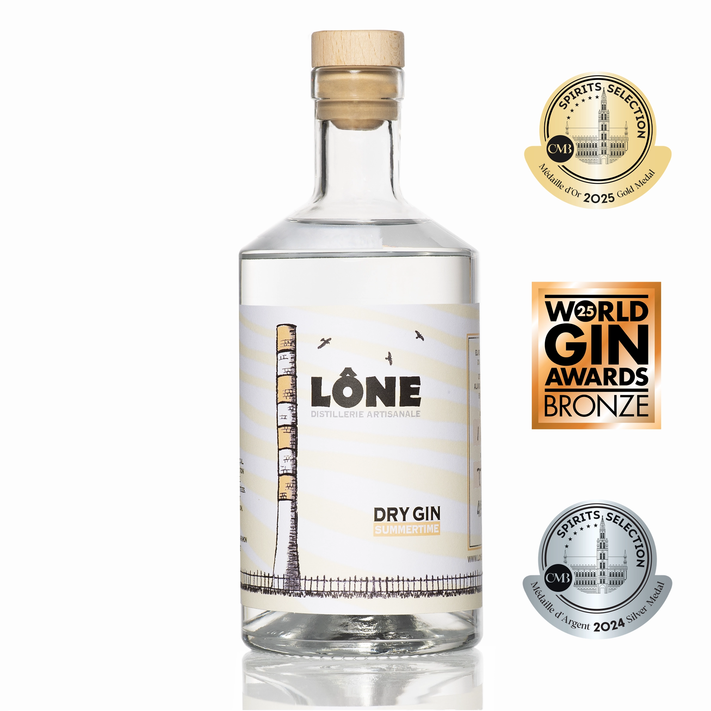 Lône Dry Gin artisanal en bouteille transparente avec étiquette beige et illustration de cheminée; médailles Gold/Silver du World Gin Awards et Spirits Selection visibles à droite. gins artisanaux français récompensés