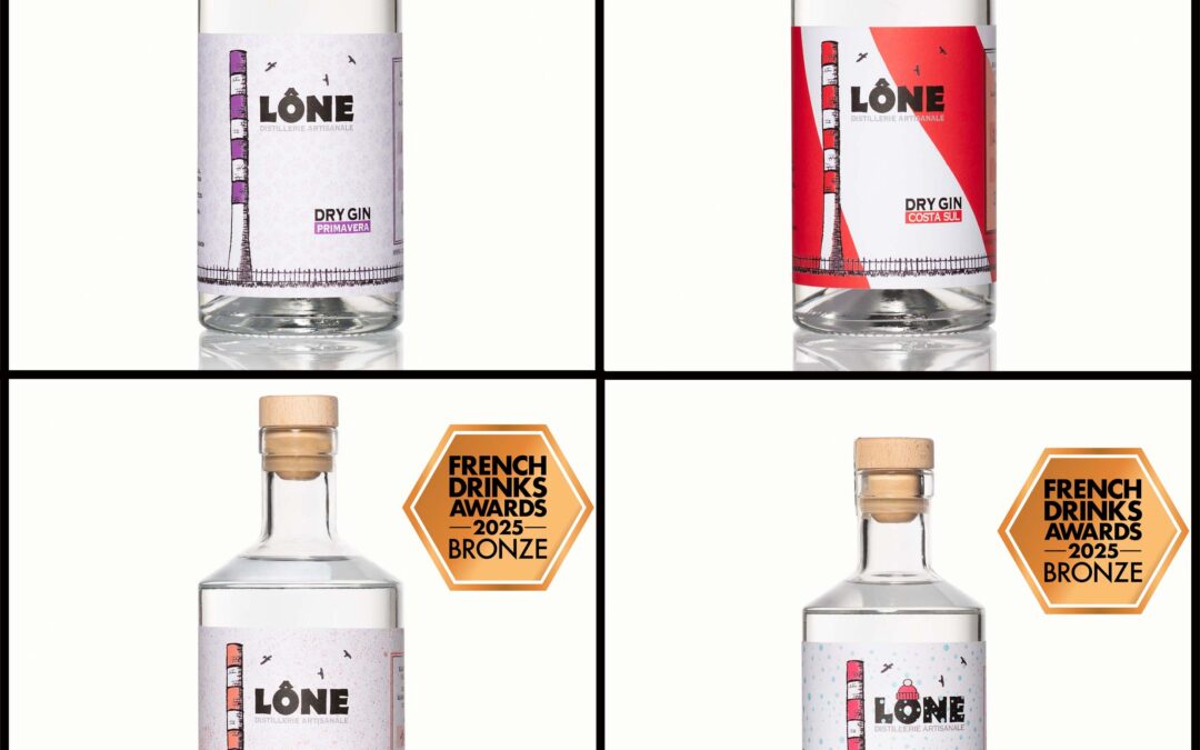 Quatre bouteilles de gin en collage, chaque flacon LONE avec étiquettes blanches et dessins colorés; recompenses affichées: Gold, Silver et Bronze des French Drinks Awards 2025, chacun en coin. gins artisanaux français récompensés.